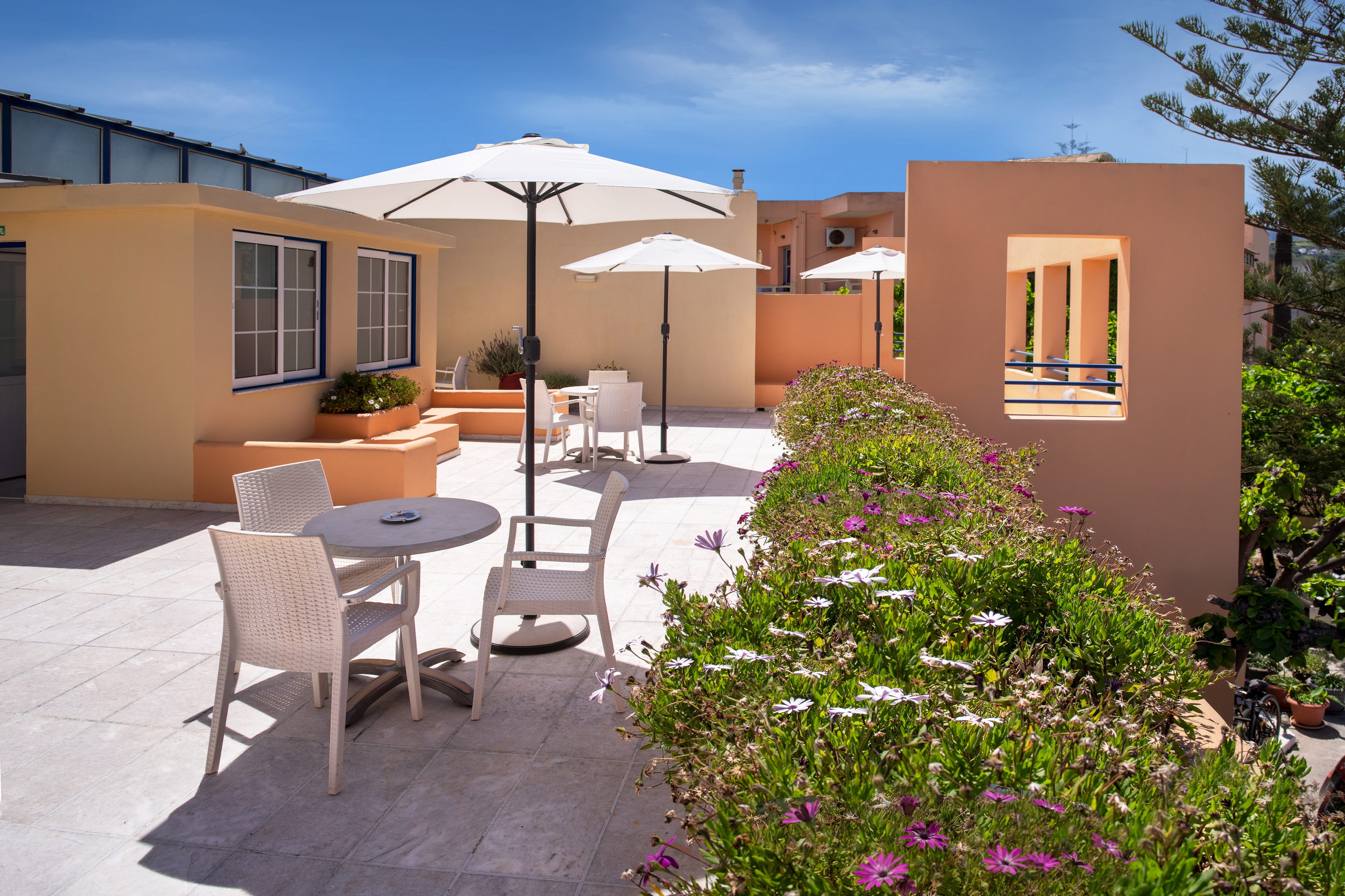Flowers and tables on the Nostalgie rooftop terrace